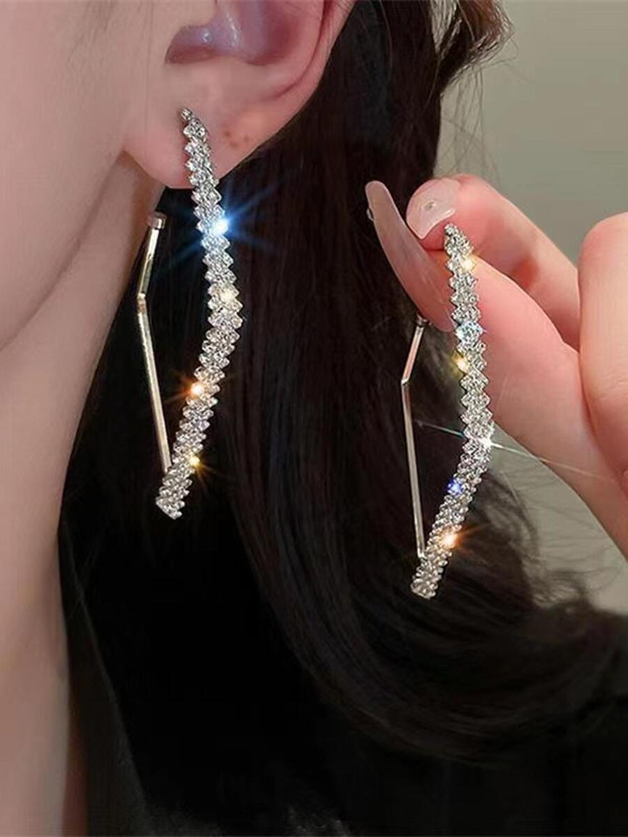 1對精美幾何鑽石形狀合金耳環適合女士,時尚和多用途 - 銀色 - 查看 1