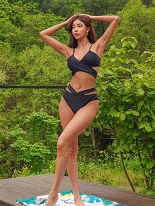 Bañador bikini con tira cruzada con abertura - Negro - Ver 4