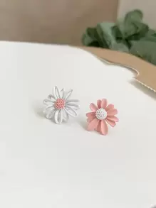 1 par de pendientes de botón elegantes y minimalistas con diseño floral