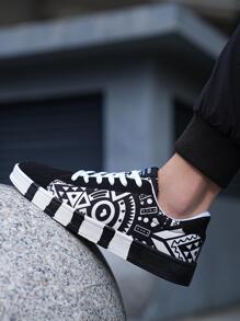 男士復古塗鴉風格對比充分拼塊繫帶帆布鞋,男士競技鞋帶黑色和白色撞色和幾何樣式 - 黑與白 - 查看 5