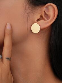 一对简约金色镜面抛光金属耳环，适合日常佩戴