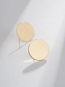 一对简约金色镜面抛光金属耳环，适合日常佩戴