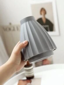 1 bình hoa nhựa màu xám - Xám - Xem 4