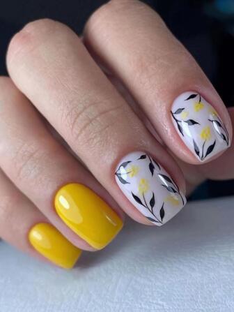 使用 24入組短方形綠葉印花經典全覆蓋假指甲套件提升您的風格