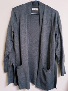 Suéter gris largo tipo cardigan