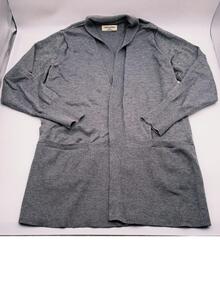 Suéter gris largo tipo cardigan