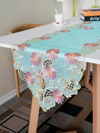 1入組藍色的鏤空刺繡桌子旗