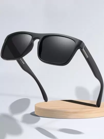 1副男士方形运动时尚眼镜，黑色休闲沙滩配饰，打造街头风造型，适合搭配毛衣、夹克、卫衣、连帽衫、皮裤和工装裤，适合夏季海滩度假、户外活动和旅行。