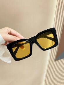 一副方形夏季沙滩时尚眼镜，适合运动、旅行、音乐节、运动风、驾驶、节日装扮、海滩、郊游、夏季配饰、度假、家庭出游、优雅装扮、街头风配饰、派对、户外活动、街头风、钓鱼、假日等场合。 - 黃色 - 查看 3