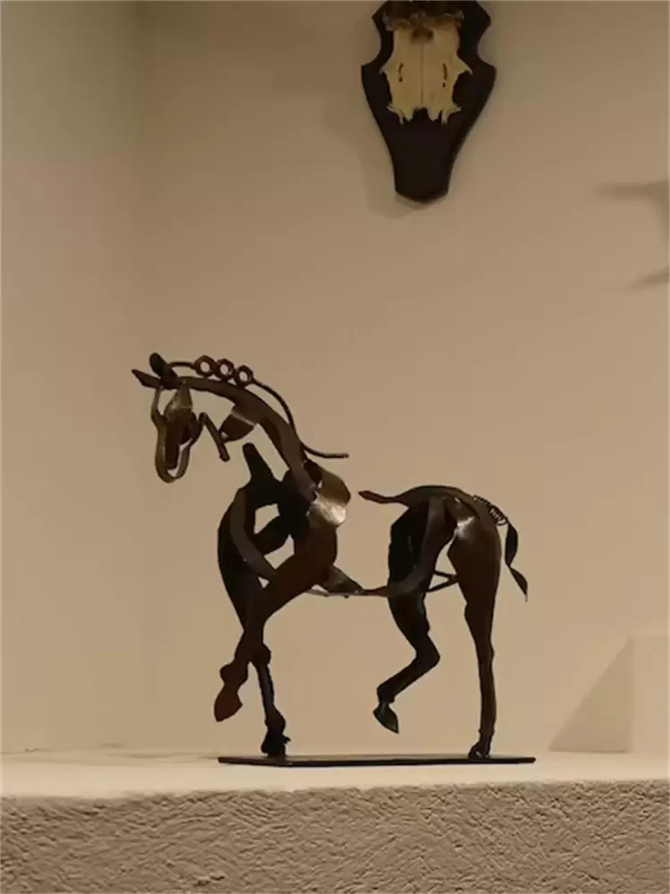 1個 金属工芸品飾り馬型鉄アートクリエイティブホームデスクトップ屋内
