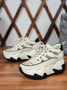 女款增高底平底涼鞋,黑色中空設計適用於2024年春夏季,透氣耐穿,白色軟底高跟鞋和紅色可供選擇