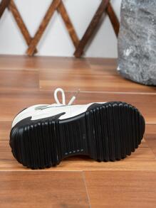 女款增高底平底涼鞋,黑色中空設計適用於2024年春夏季,透氣耐穿,白色軟底高跟鞋和紅色可供選擇