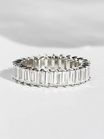 1枚优雅全圆白色锆石订婚戒指，简约设计