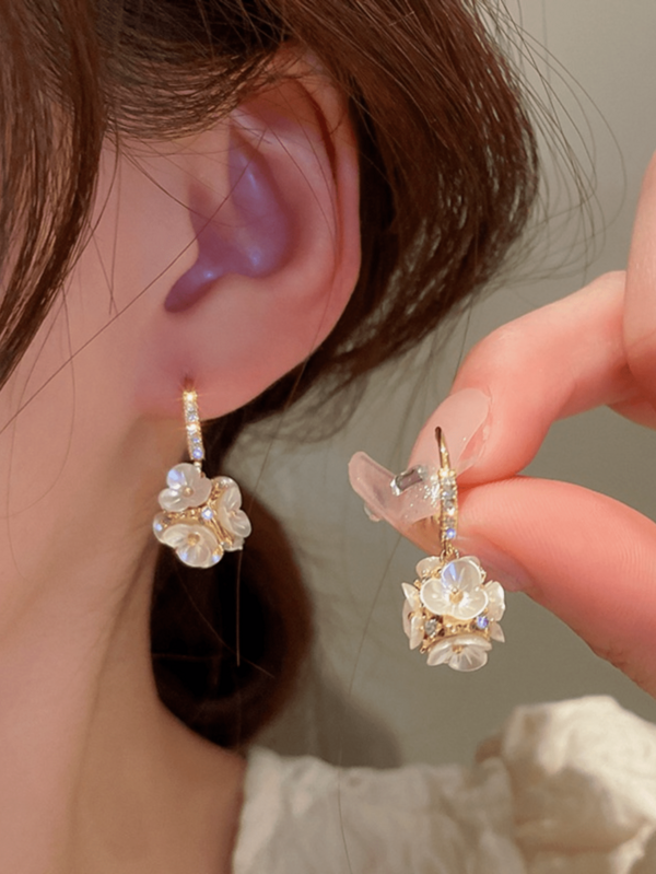 alla moda lusso in rame Orecchini con micro intarsiato per donne , elegante signorile stile Palla rotonda camelia design Orecchini , all-match orecchio Gioielli