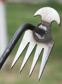 1 dụng cụ làm vườn kéo cỏ bằng sắt - Bạc - Xem 2