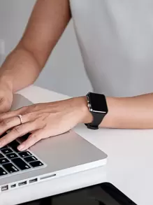 超薄优雅舒适替换表带，兼容 Apple Watch 49 毫米 38 毫米 40 毫米 45 毫米 44 毫米 42 毫米 41 毫米，兼容 Apple Watch SE 和 Ultra 系列 S10/9/8/7/6/5/4/3/2/1，男女皆宜 - 黑色 - 查看 2