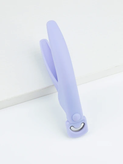 Single-Edged Nail Clipper, U-Shaped DIY Nail Clipper Suitable For Trimming And Shaping Artificial Nails. This Is A Professional Manicure Salon Or DIY Home Manicure Tool.