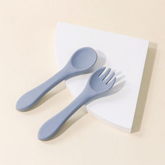 2入組嬰兒素色矽膠餵養湯匙和叉