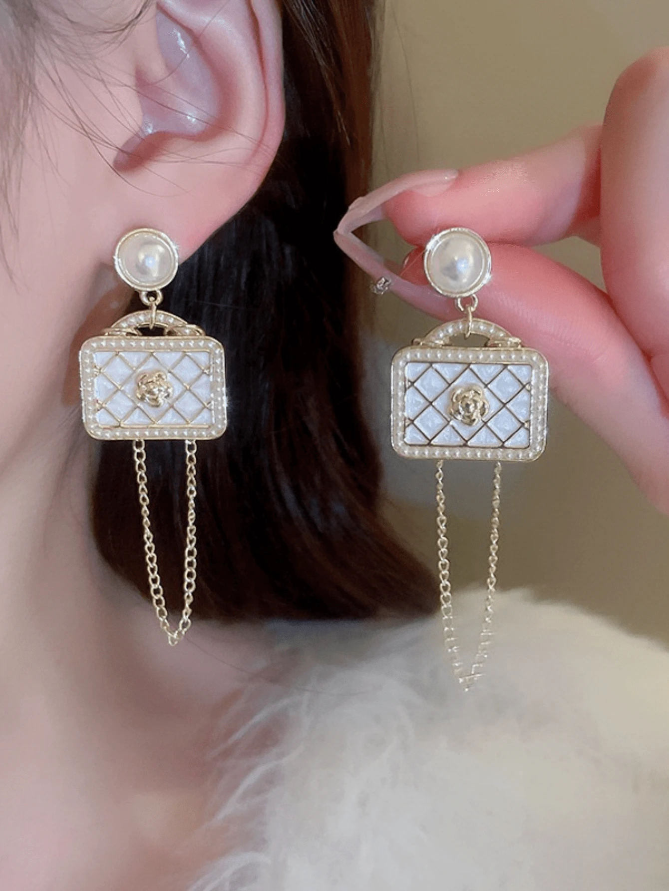 1對時尚誇張的包包設計女款耳環,帶有人造珍珠掉落鏈和流蘇搖擺飾品 - 金色 - 查看 1