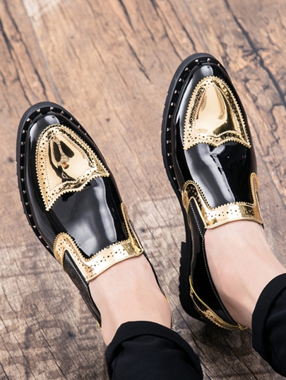 Scarpe eleganti da uomo in pelle con lacci color oro, scarpe nere da cerimonia formali e casual, adatte per sposo, testimoni e eventi di nozze, con superficie lucida, disegno intagliato, di stile