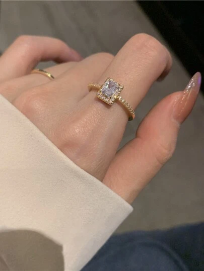 Anillo de mujer elegante con decoración de rhinestones