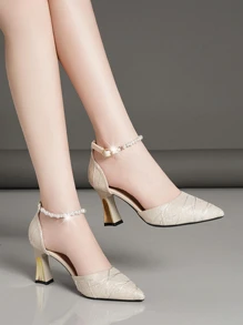 中空厚跟女鞋，設有腳踝帶和尖頭，