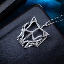 925纯银精工细作K字形白色圆形吊坠项链，镶嵌明亮切割的立方氧化锆和微镶豹头，个性优雅，适合女性婚礼、订婚、新娘佩戴。 - 豹子 - 查看 4