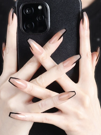 24入組短棺形兩色與黑色法式邊緣全覆蓋假指甲，瞬間升級你的造型。女士和女孩法式指甲按壓式指甲用品。