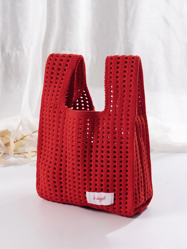 حقيبة يد حمراء مصنوعة من الكروشيه الخفيفة المصممة بشكل بسيط وجميل مطوية وسهلة الحمل خلال الإجازات، هدايا عيد الأم و الأمهات، أحد الأساسيات عند الخروج من المنزل للأمهات و للاستعمال العام.