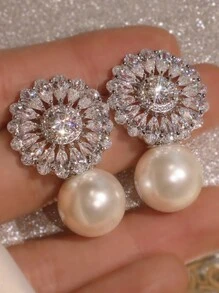 1 Coppia di eleganti orecchini alla moda da donna con inserti di perle finte e zirconi bianchi