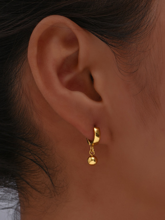 1 par moderna minimalistiska örhängen med små bollhängen och öronklämmor, lämpliga för kvinnor att bära på helgdagar