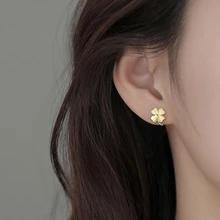1對新品到貨2023S925銀和方晶鋯石幸運草耳釘,簡約風和時髦女士配件 - 金色 - 查看 3