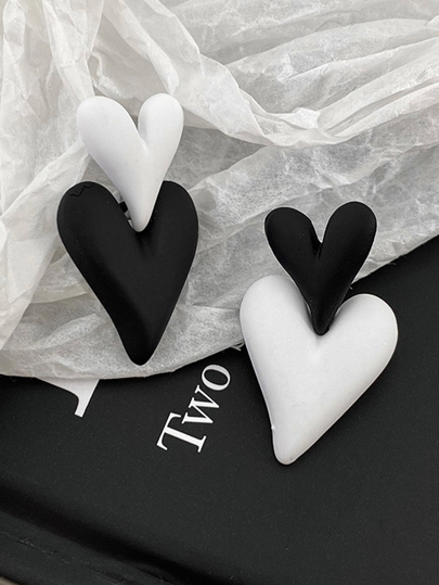 1 Pair Fashionable Black And White Heart Shape Pendant Earrings, Suitable For Women, Everyday Wear, Valentine's Day, Mother's Day Gift