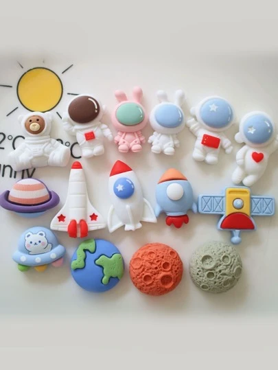 10入組隨機混合太空主題樹脂DIY配件套組合，可用於耳環、頭髮、文具、手機殼、鑰匙扣、馬克杯、鞋釦、冰箱磁鐵等，內附免費雙面膠帶，是製作珠寶首飾的好材料