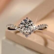 閃閃發光鑽石訂婚戒指