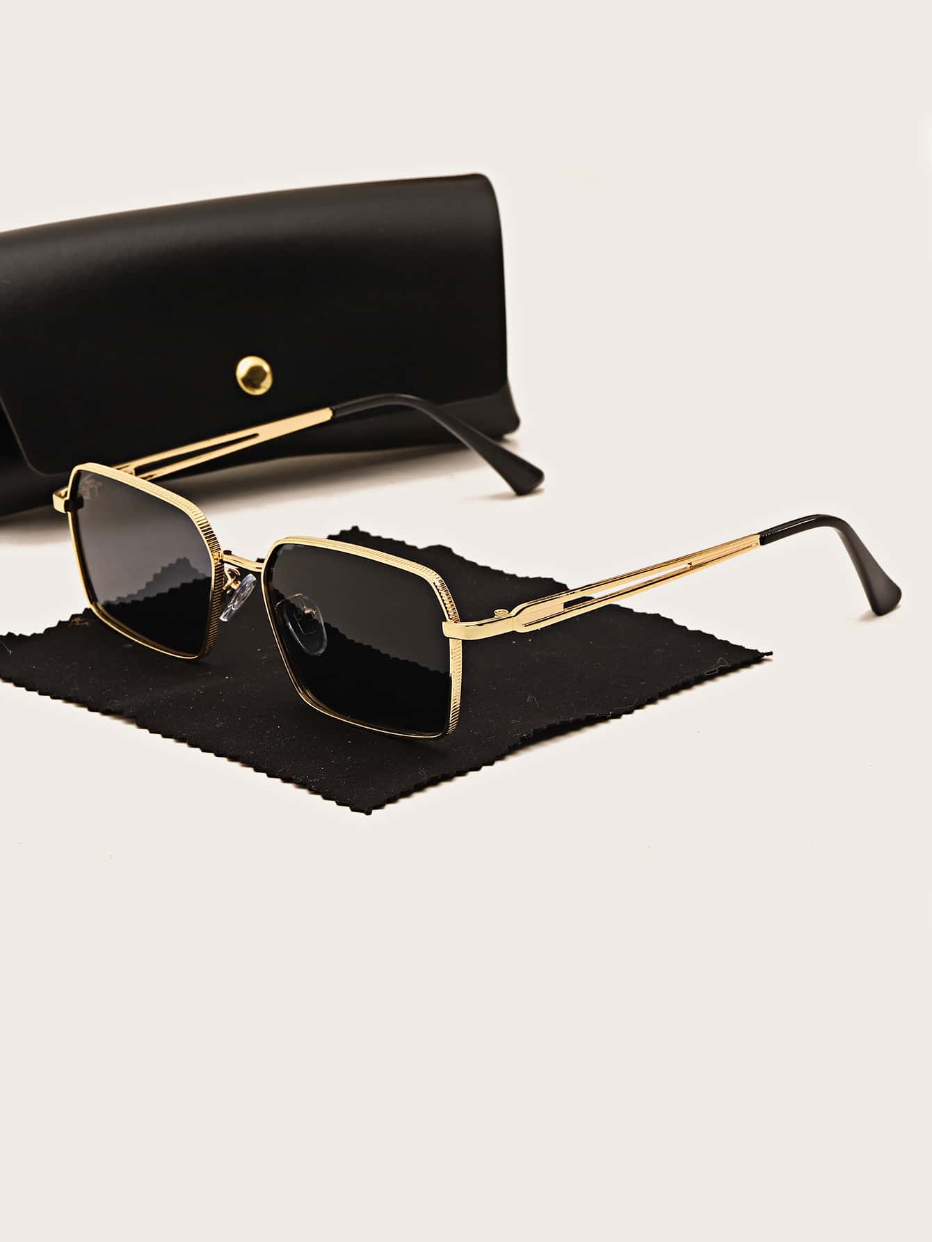 1副男士飞行员款锌合金镜框Tac镜片时尚眼镜，适合驾驶和旅行，优雅的太阳镜配饰，沙滩配饰，打造街头风格，搭配毛衣、夹克、卫衣、连帽衫、皮裤和工装裤，适合夏季海滩度假、户外活动和旅行。 - 黑色 - 查看 1