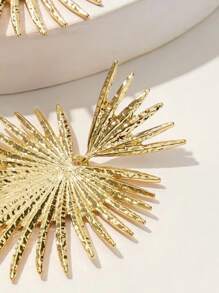 一对个性化西式复古夸张心形扇形流苏耳环，适合女性日常佩戴、派对和节日礼物，如情人节、妈妈节等。