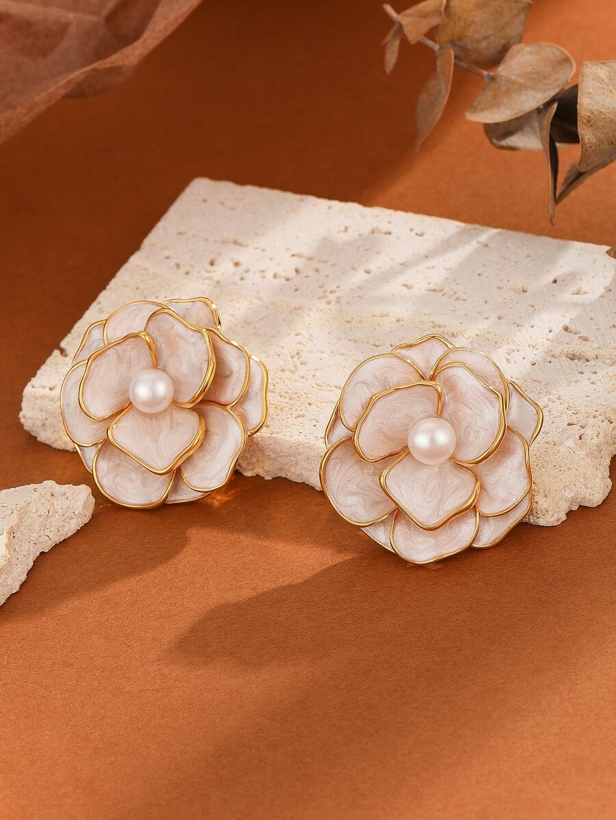 Hoa tai đính hoa và ngọc trai giả - Màu be - Xem 1