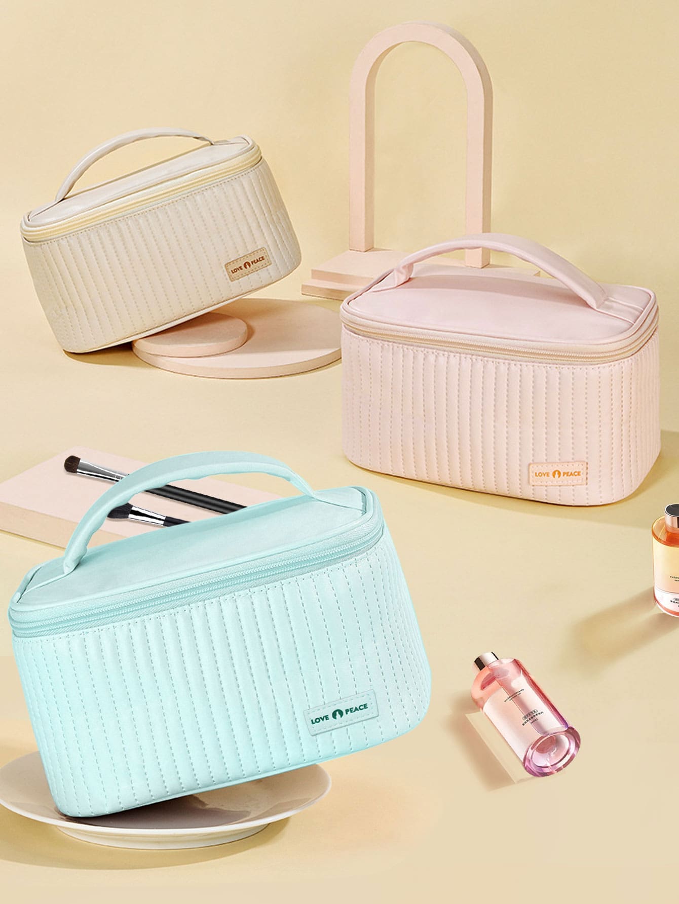 حقيبة مستحضرات تجميل من جلد البولي يوريثان المزرر بتفصيل بسيط، حقيبة تخزين مكياج خفيفة الوزن، حقيبة مستلزمات الحمام بلون واحد، حقيبة مكياج للسفر من جلد البولي يوريثان المزرر، حقائب مكياج ،منظم مكياج