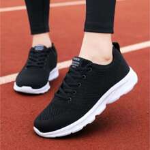 1雙運動透氣女士運動鞋,字母貼飾黑色織物繫帶跑步鞋 - 黑與白 - 查看 1