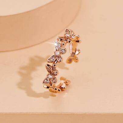 Un anillo de mujer de extremo abierto inspirado en mariposas, elegante, grácil y delicado, adornado con brillantes rhinestones para decoración de boda y regalo