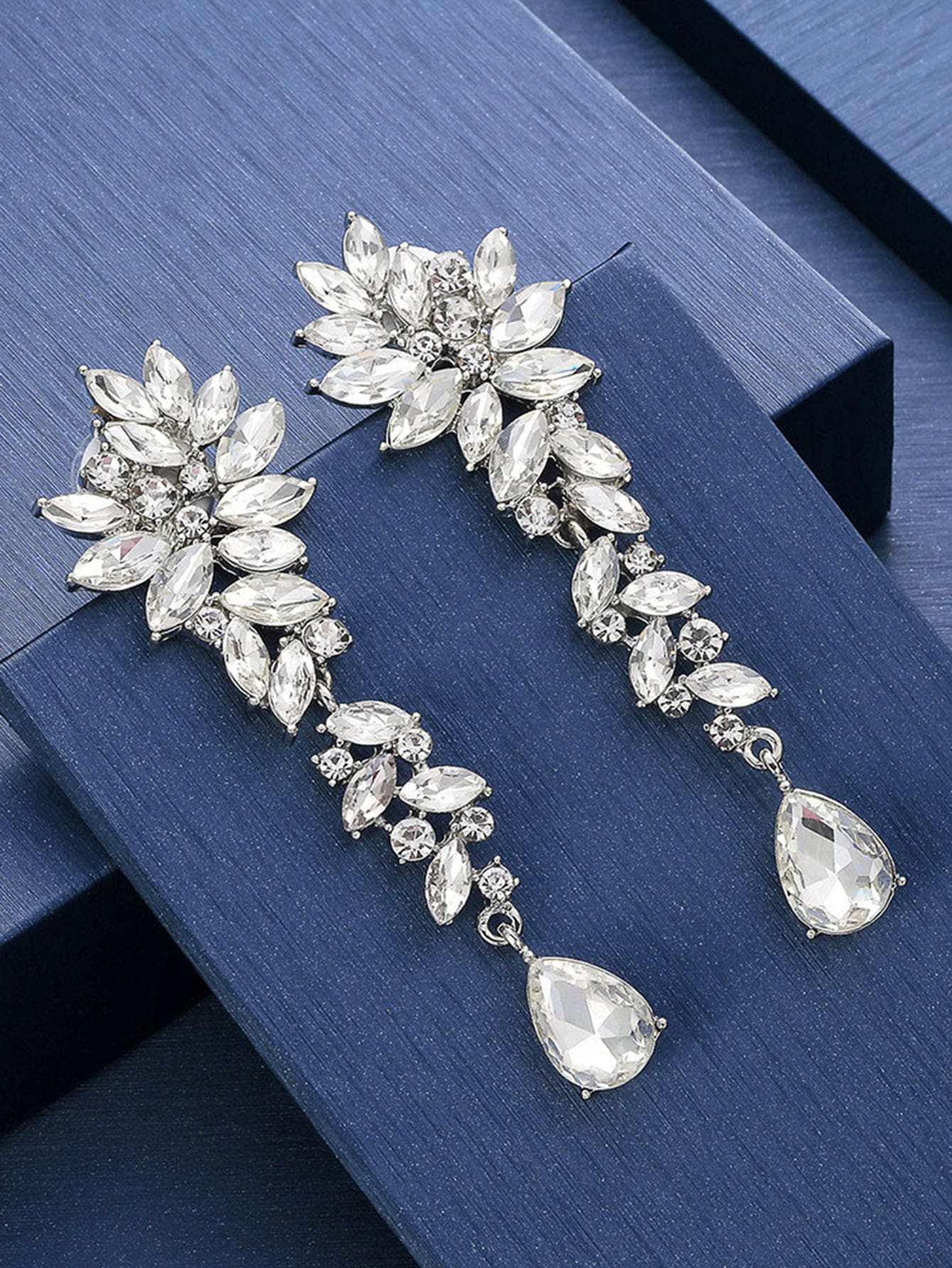 1 đôi Sang trọng Kim cương Dát Lá cây & Hình giọt nước Dangle Hoa tai Thích hợp Đối với Của phụ nữ Phụ kiện Đối với Đám cưới , Các bữa tiệc , Và Khác Dịp - Bạc - Xem 1