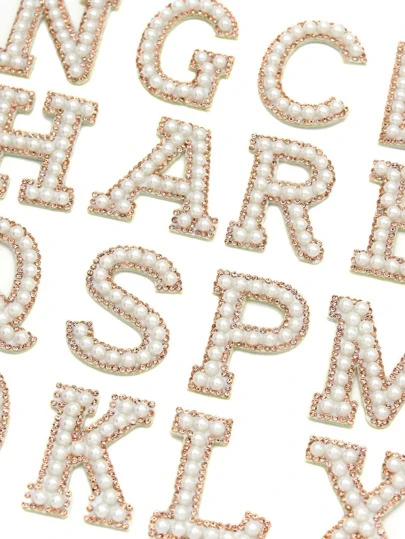 26 engelska bokstäver Faux Pearl Rhinestone-lappar för kläder A-Ö Alfabetet Pearl Rhinestones Applikation Sy på/limma på lappar DIY-namn