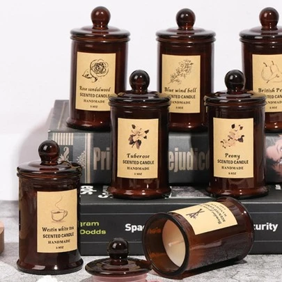 1 支香薰蜡烛，瓶装，简约设计，适合日常休闲使用