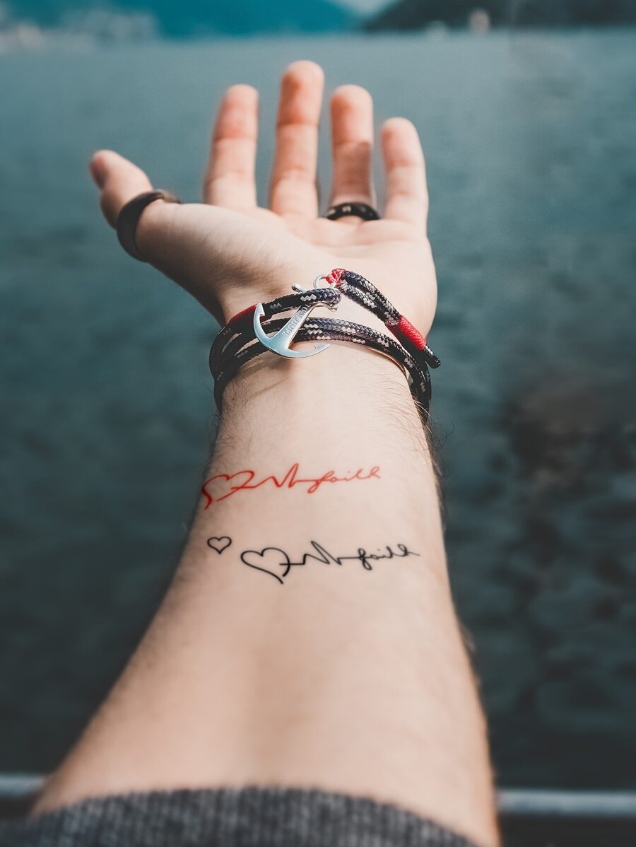 1pc Black Heartbeat & Heart Shape Temporary Tattoo Sticker For Finger, Wrist And Other Small