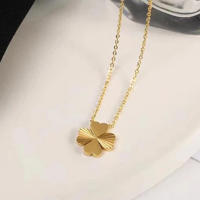 VceTd 1 件不锈钢四叶草形状吊坠项链，带黄色蚀刻细节，情人节、妈妈、母亲、母亲节、礼物