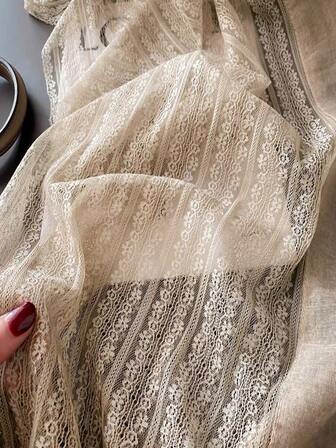 优雅女士纯色蕾丝边围巾，适合休闲穿搭，秋冬季情人节必备单品