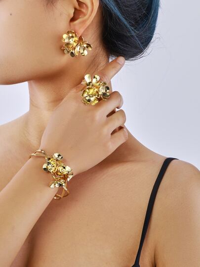 一套流行时尚的个性化花朵手链、耳环和戒指套装