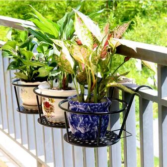1入組陽台花盆架，適用於百合等室內植物和植物，帶鐵欄杆衣架和牆壁裝飾，黑色