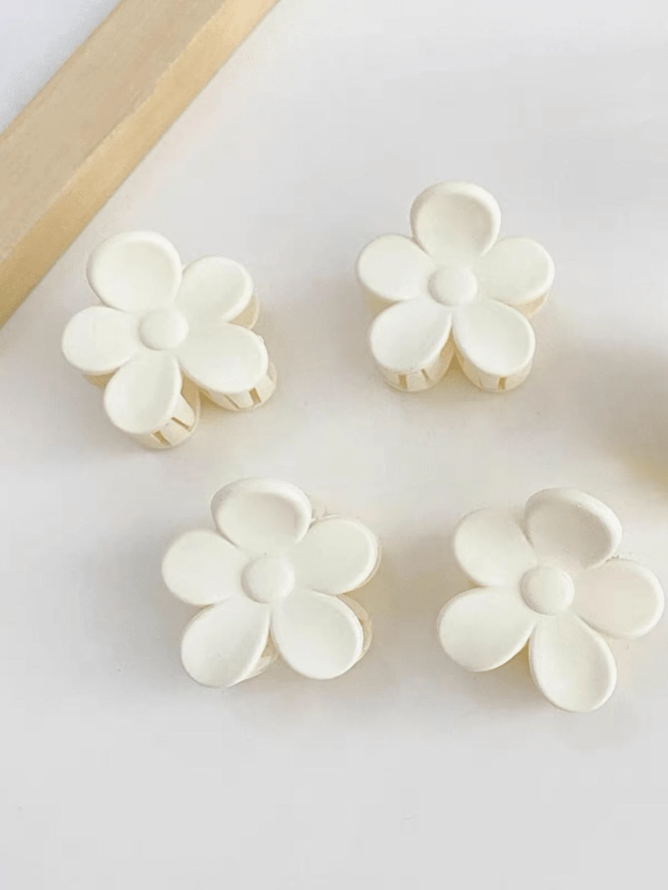 4pcs White Flower Mini Hair Claw Clips - White - View 1